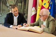 Luis Mateo Díez firma en el libro de honor del Ayuntamiento