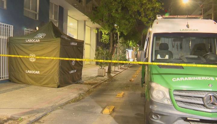 Femicidio en departamento de Santiago: sujeto mató a ex pareja y murió tras caer del piso 10