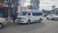 Mujer con golpes al ser aventada por una camioneta de transporte urbano