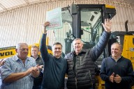 CHACO: San Bernardo: El Gobernador Zdero Entregó Una Maquinaria Para El Consorcio Caminero N°60