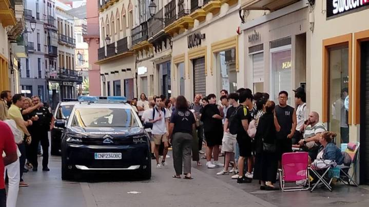 Largas colas en Sevilla para conseguir un exclusivo reloj que cuesta 385 euros