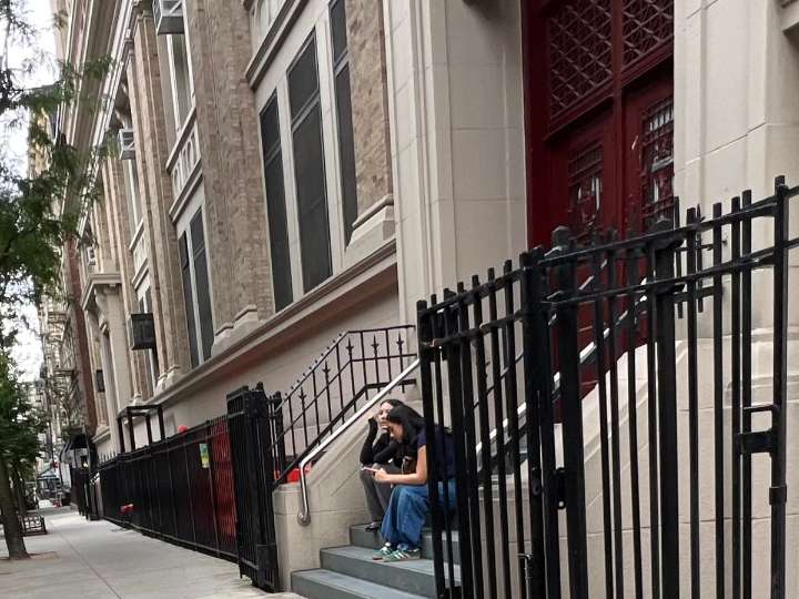 Estudiantes de NYC listos para regreso a clases pero ansiosos por prohibición de celulares