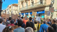 Más de medio millar de personas se manifiestan en Jaca contra el Oroel Park: "Por la dignidad de la montaña"