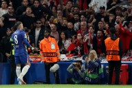 "Mercenario y traidor". Insultos y proyectiles: Enzo Fernández la pasó mal frente a los hinchas de Benfica