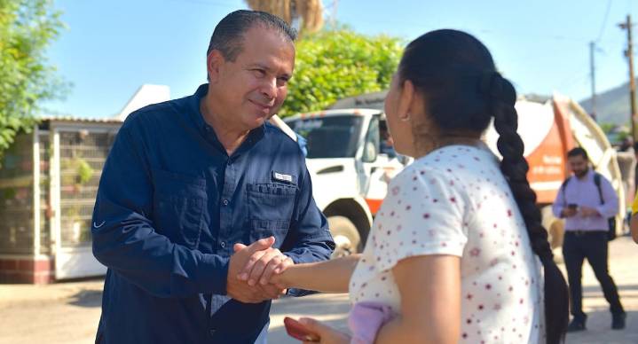 Participa Toño Astiazarán junto con vecinos de La Caridad en jornada de descacharre y fumigación tras lluvias en Hermosillo