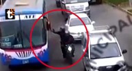 ¡Terror en Comas! Video del momento en que sicario balea a chofer de bus en plena avenida El hombre de 44 años, que recibió los impactos en la cara y el cuello, fue llevado al hospital tras el cobarde
