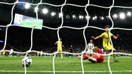 Insólito error del arquero del Villarreal en Champions League: autogol le da la vuelta al mundo; video