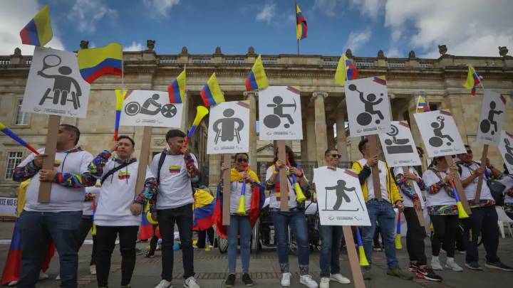 Plantón del deporte colombiano en Bogotá: protesta al gobierno del presidente, Gustavo Petro, por baja del presupuesto