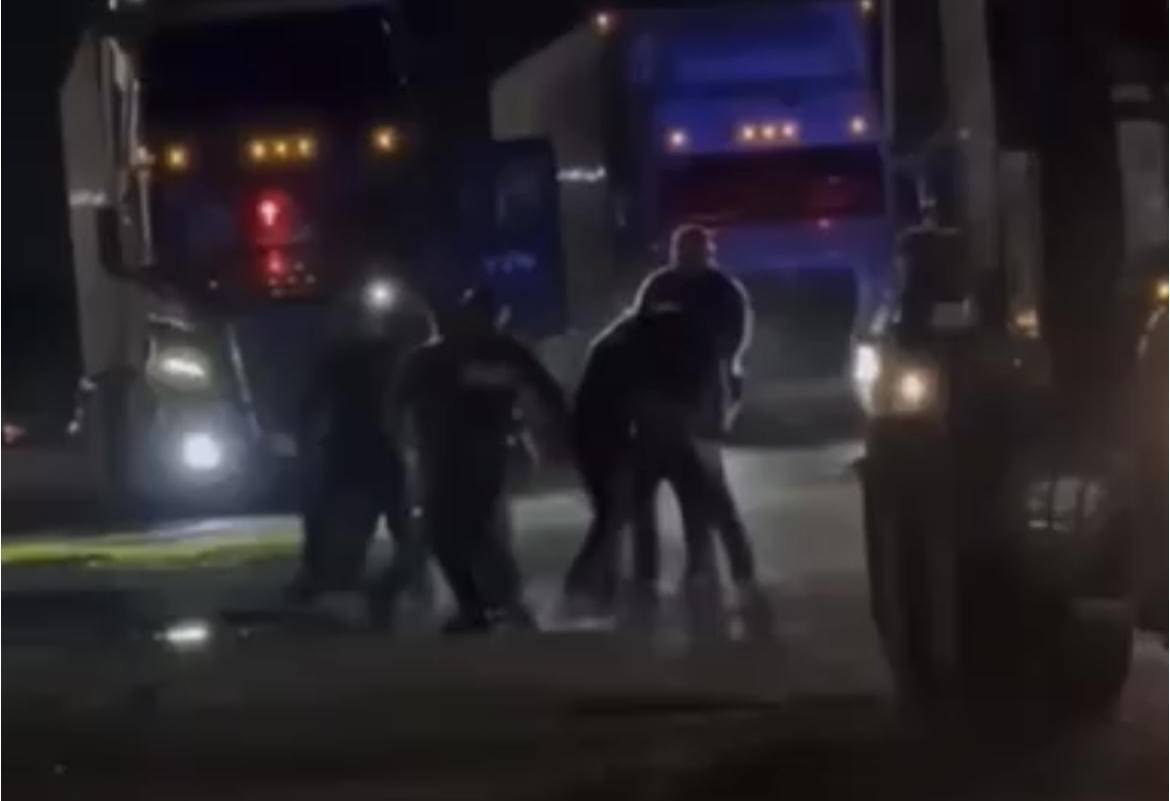 Riña entre policías de Arteaga y choferes termina en persecución sin heridos