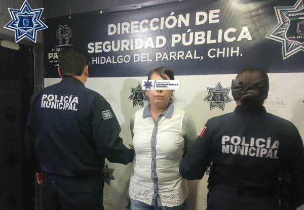 Mujer raya el vehículo de su vecina en el centro; es detenida