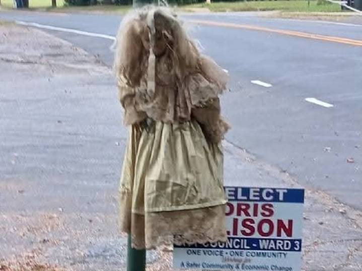 Hallan muñeca "diabólica" en letrero electoral en Statesville