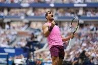 Alcaraz llegó a la final del US Open: barrió a Djokovic, que necesitó atención médica