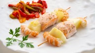 Cuida el corazón y la piel con la receta de brochetas de salmón, melón y langostinos, una combinación original y fresca de Arguiñano