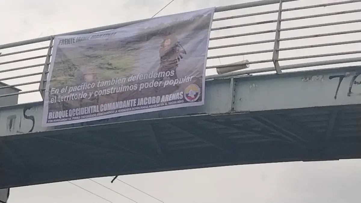 El Ejército detonó de manera controlada carga de explosivos en un puente peatonal de Popayán: subversivos dejaron pancarta alusiva a disidentes