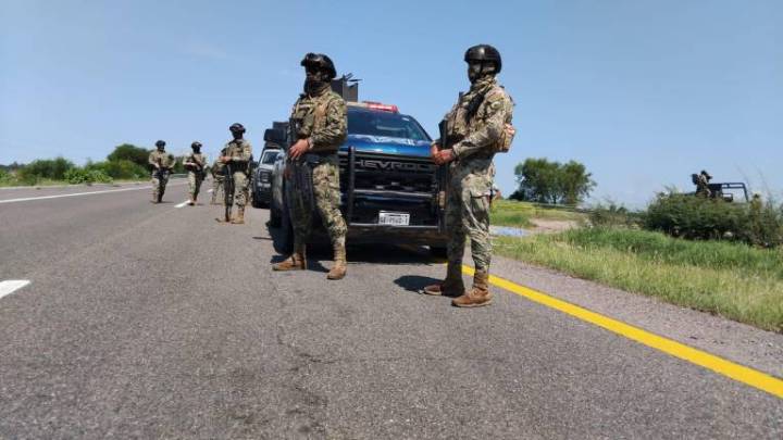 Roban camioneta al hipnotista John Milton en carretera Culiacán