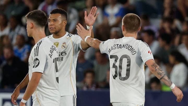 El Real Madrid golea al Levante y va lanzado al derbi (1