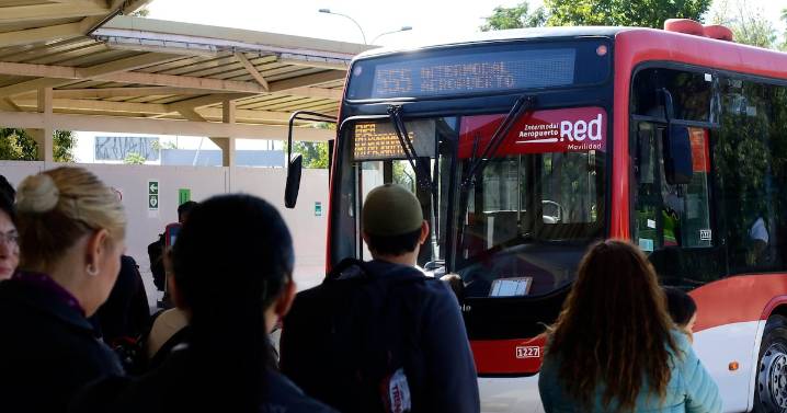 MTT hace positivo balance de buses RED al aeropuerto y anuncia incorporación de cinco máquinas de venta Bip!