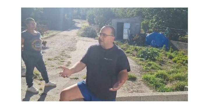 Duchas diarias en la fuente de una aldea de Ourense por falta de agua