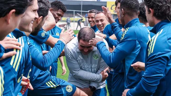 América celebra el cumpleaños de André Jardine en plena preparación para el Clásico Nacional