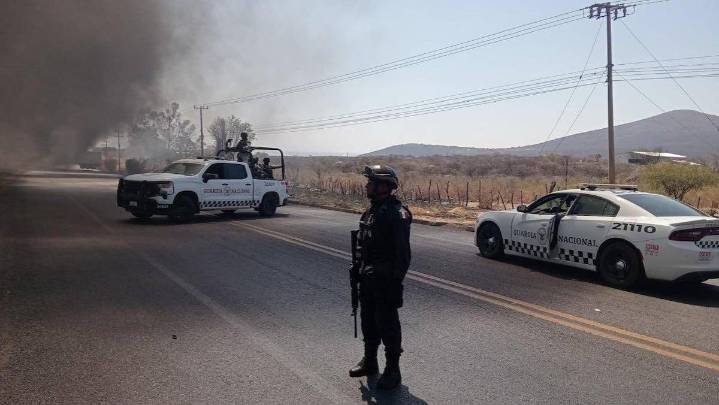 Encuentran cuerpo descuartizado junto a cartulina, en Michoacán