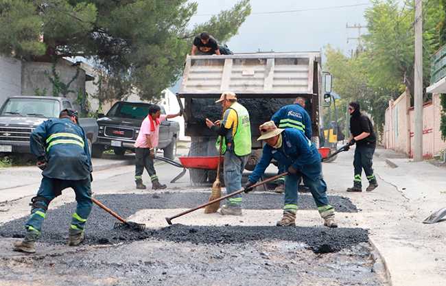Refuerza Ayuntamiento reparación de baches en Lomas de Lourdes