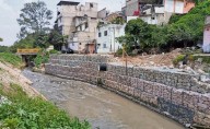 Levantan muros de contención en el río Verde