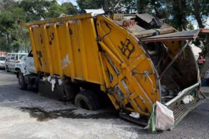 Nuevo socavón en la CDMX se “traga” camión de basura; ahora es en la GAM, ¿cuál es el saldo?