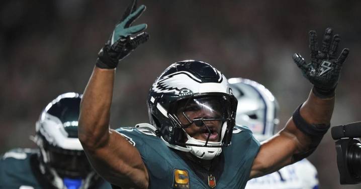 Lightning halts Super Bowl Eagles' season opener against Cowboys