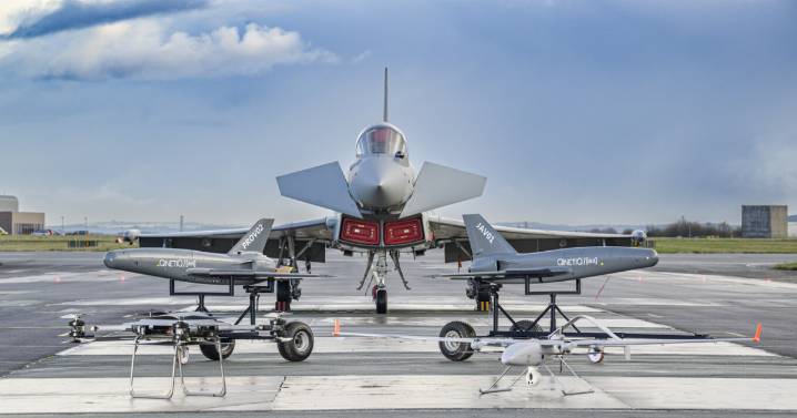Un Eurofighter controla por primera vez un enjambre de aeronaves no tripuladas
