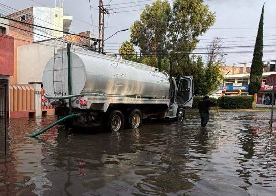 Desazolvan calles encharcadas por las intensas lluvias en Soledad