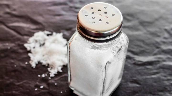 Con un truco y un ingrediente de cocina: cómo secar la sal húmeda del salero