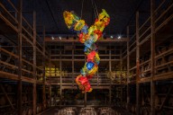 Exposición de Chihuly en la extensa destilería de bourbon en Kentucky