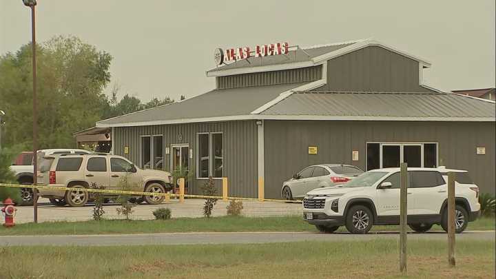 Suspect on the run after shooting 6 people, 1 fatally, at Texas bar, police say