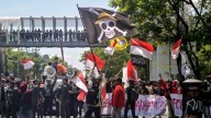 ¿Por qué los manifestantes de todo el mundo ondean la bandera pirata de “One Piece”?
