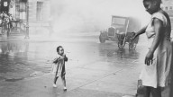 Exhiben fotografías inéditas de Helen Levitt tomadas en calles de México y Nueva York