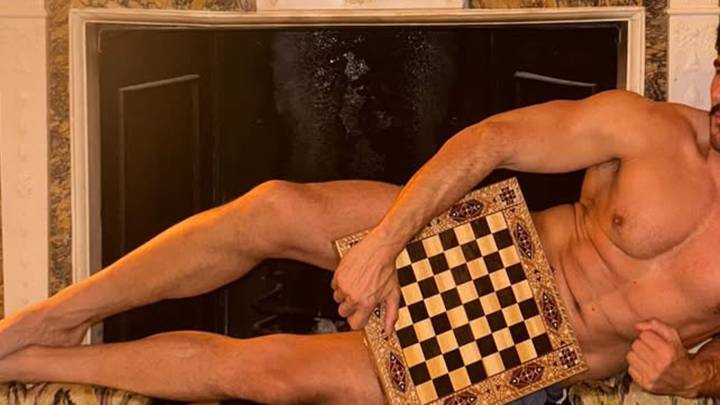 Guess The Hollywood Hunk Goin' Nude In This NSFW Selfie!