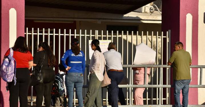 Niegan padres acceso a alumnos de primaria