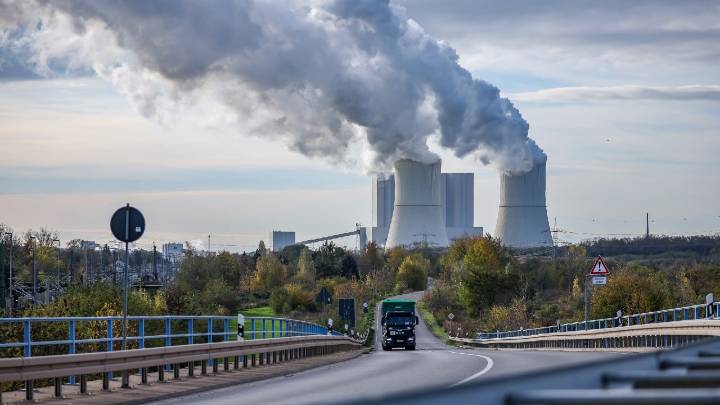 China leads nations with new climate plans, defying US climate denial