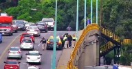 Policía Vial rescata a joven del puente de Universidad