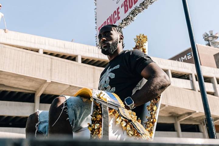 Terence Crawford Issues Six-Word Statement as 20K Fans Show Up for Hometown Victory Parade After defeating Canelo Alvarez, Terence Crawford is welcomed back as a hero in his hometown of Omaha by 20K f