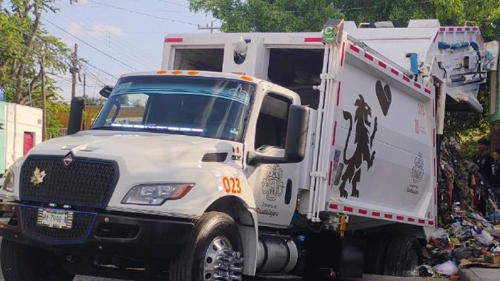 Camión de la basura cae dentro de socavón en Guadalajara; vecinos lo habían reportado al Siapa desde junio