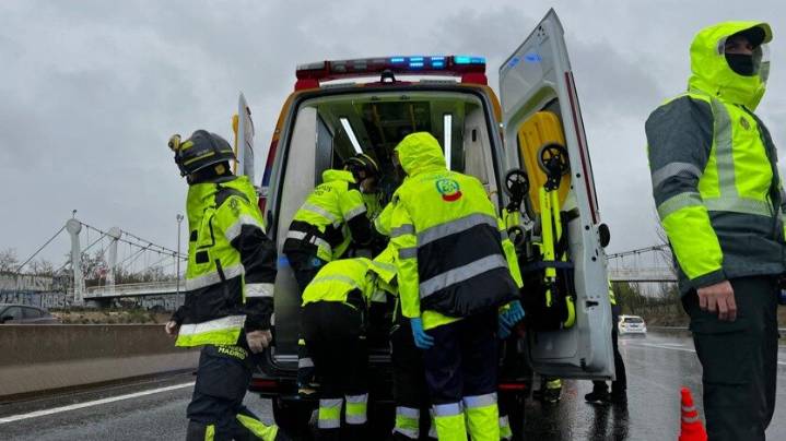 Fallece un motorista de 51 años tras chocar contra la mediana en la A