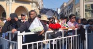 VIDEO: Los devotos acampan frente a la Catedral, esperando la salida del Señor y la Virgen