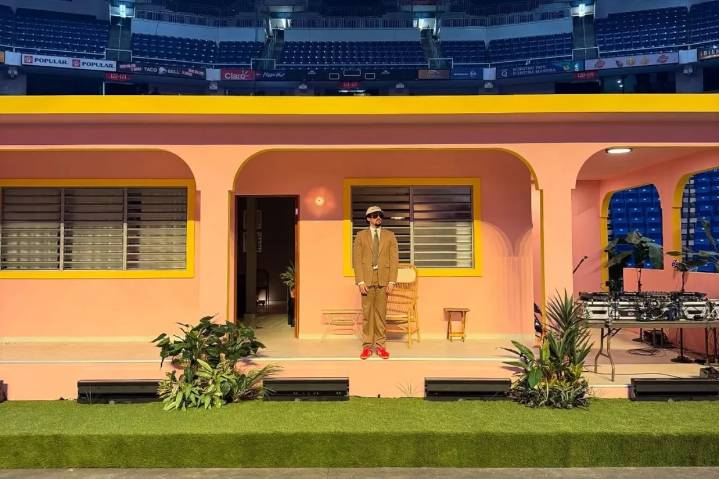 Hombre regala boleto para concierto de Bad Bunny tras infidelidad de su novia