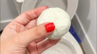 Mantené impecable tu inodoro con estas bolitas caseras de limpieza muy fáciles de hacer y económicas