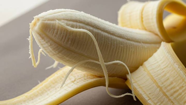 Cómo se llaman los “hilitos” de la banana y por qué recomiendan comerlos