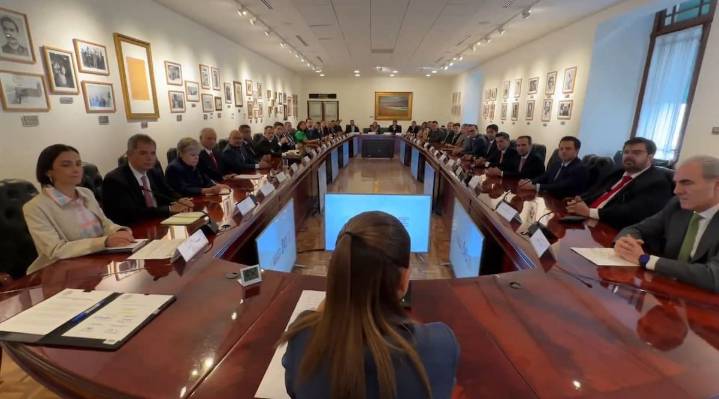 Presidenta Sheinbaum y empresarios renuevan estrategia para estabilizar precio de la gasolina 