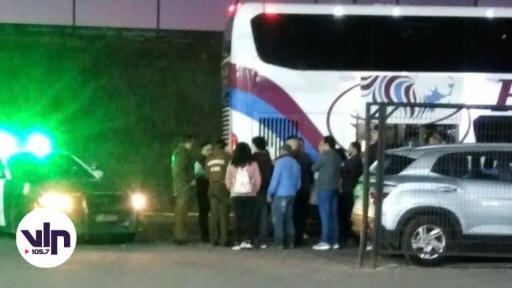 Pasajero de bus perdió piezas dentales tras pelear a golpes con auxiliar frente a Curicó