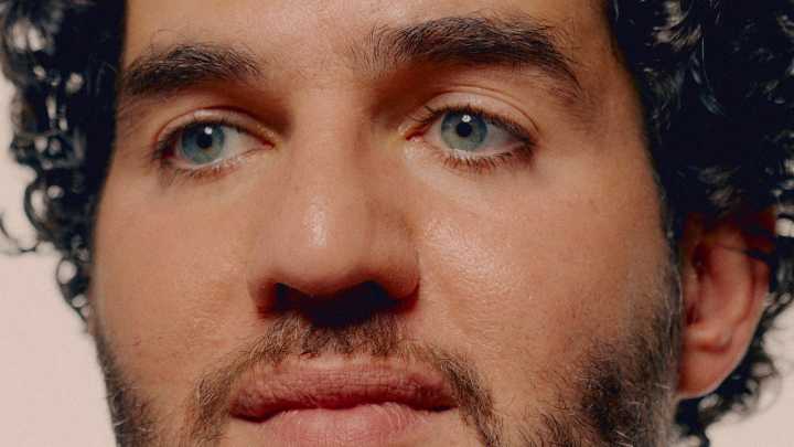 Benny Safdie on Directing The Smashing Machine, Brother Josh and More