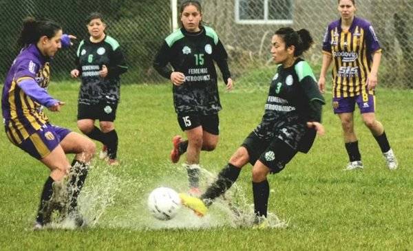 Fútbol femenino: Petroquímicos y Tiro Federal jugaron chapoteando en el barro